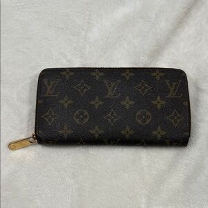 Louis Vuitton Vintage Monogram Zippy Wallet.
